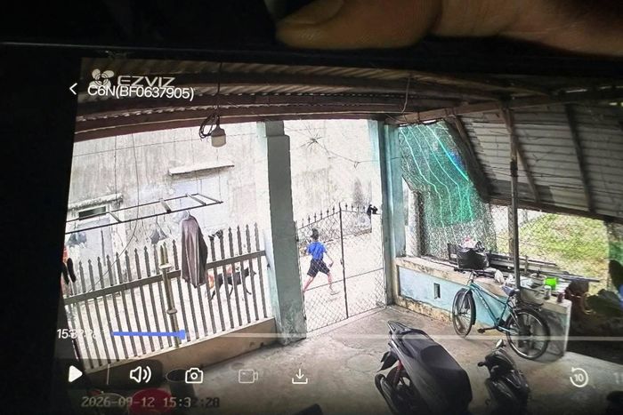  Chị Mai trích xuất camera khoảng thời gian con trai mất tích. 