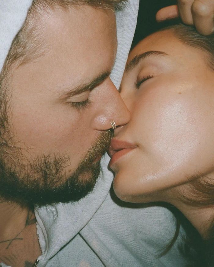Justin và Hailey quen nhau từ thời niên thiếu, từng hẹn hò rồi chia tay trước khi tái hợp vào giữa năm 2018. Mối quan hệ sau đó tiến triển nhanh khi họ đính hôn chỉ khoảng một tháng sau khi quay lại và đăng ký kết hôn tại New York ngày 13/9/2018. Một năm sau, hai người mới tổ chức lễ cưới với gia đình và bạn bè tại South Carolina. Ảnh: WYouth.