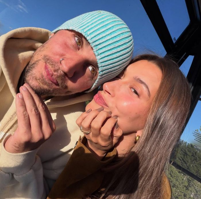 Khó khăn của Hailey khi mới làm vợ còn gắn với tình trạng sức khỏe của Justin. Cô từng kể nam ca sĩ thường xuyên không khỏe nhưng chưa xác định được nguyên nhân, trong khi ngoại hình và tinh thần của anh liên tục bị bàn tán trên mạng. Justin sau đó công khai mắc bệnh Lyme. Hailey cho biết nhiều tháng đầu hôn nhân của cô chủ yếu xoay quanh việc cùng chồng tìm hiểu và điều trị những vấn đề sức khỏe đang xảy ra. Ảnh: @Justin.