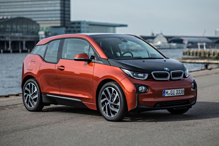 BMW i3 ra mắt lần đầu vào tháng 7/2013, và đây chính là mẫu xe BMW thuần điện đầu tiên được sản xuất số lượng lớn. Mẫu hatchback này đã có mặt trên thị trường từ năm 2013 đến năm 2022 với khoảng 250.000 chiếc được chế tạo.