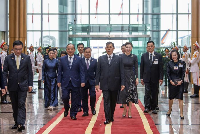  Tháp tùng Nhà vua và Hoàng hậu trong chuyến thăm có Thủ tướng, Bộ trưởng tháp tùng Anutin Charnvirakul; Đại sứ Thái Lan tại Việt Nam Urawadee Sriphiromya; Tổng Thư ký Văn phòng Hoàng gia, Thư ký của Nhà vua, Tướng Không quân Satitpong Sukvimol; Phó Tổng Thư ký Hoàng gia, Trung tá Somchai Kanjanamanee; cùng các sĩ quan tùy tùng của Nhà vua là Đô đốc Weerasak Oggungwan và Tướng Không quân Chettha Muernkaew. 