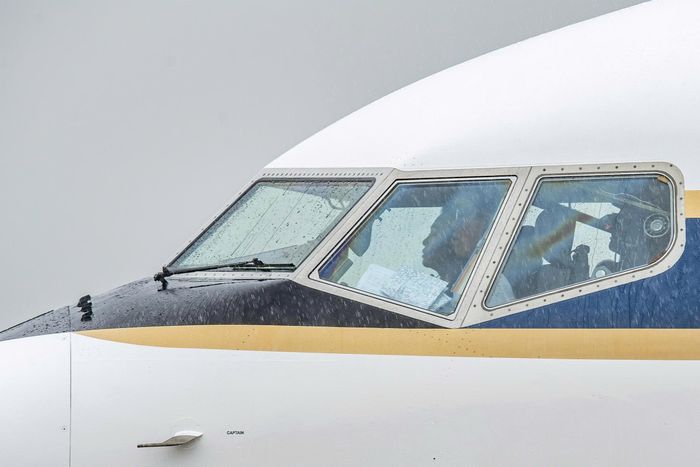  Nhà vua và Hoàng hậu Thái Lan trực tiếp điều khiển chuyên cơ Boeing 737-800 hạ cánh xuống sân bay quốc tế Nội Bài. Nhà vua Maha Vajiralongkorn ngồi ở ghế bên trái, vị trí của cơ trưởng, trong khi Hoàng hậu Suthida ngồi bên phải, vị trí của cơ phó. 
