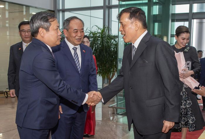 Ra sân bay quốc tế Nội Bài đón đoàn có: Chủ nhiệm Văn phòng Chủ tịch nước Lê Khánh Hải; Chủ tịch UBND TP.Hà Nội Vũ Đại Thắng; Thứ trưởng Bộ Ngoại giao Đặng Hoàng Giang; Đại sứ Việt Nam tại Thái Lan Phạm Việt Hùng.