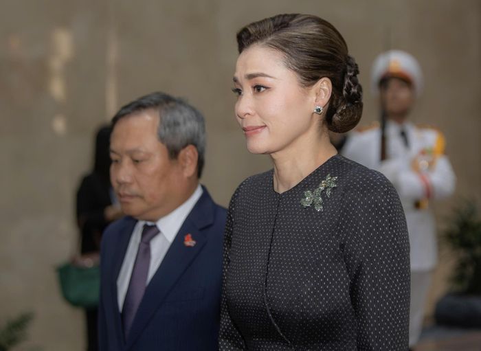  Hoàng hậu Suthida Bajrasudhabimalalakshana tại sân bay Nội Bài. Chuyến đi cũng đánh dấu lần đầu Nhà vua Maha Vajiralongkorn và Hoàng hậu Suthida đến Việt Nam trên cương vị Nhà vua và Hoàng hậu Thái Lan. Trước đó, Nhà vua từng thăm Việt Nam vào năm 1992 và 1997 khi còn là Thái tử. 