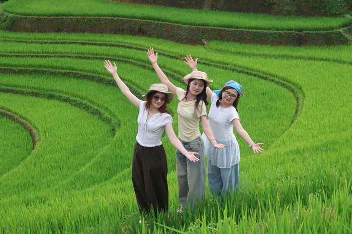 Du khách check-in Mù Cang Chải dịp nghỉ lễ 2/9. Ảnh: Giàng A Tạng.