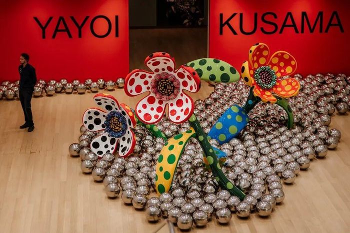  Ý niệm về sự tích tụ tiếp tục được Kusama thể hiện trong các tác phẩm điêu khắc, đôi khi kết hợp với trình diễn. Chịu ảnh hưởng của nghệ thuật Pop, Assemblage, Siêu thực, nghệ thuật cơ thể và thời trang, những tác phẩm này góp phần định hình ngôn ngữ nghệ thuật riêng của bà. Ảnh: The New York Times. 