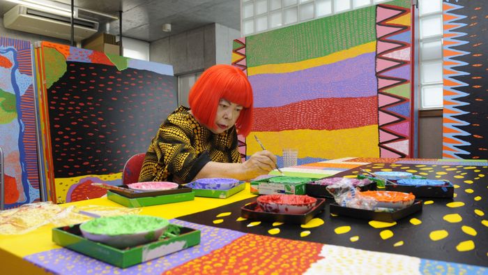  Kusama sinh năm 1929 tại Matsumoto, vùng núi ở miền trung Nhật Bản. Gia đình khá giả của bà sở hữu một vườn ươm cây, nơi từ nhỏ Kusama đã quan sát thế giới tự nhiên với những loài cây, loài hoa liên tục nở rồi tàn qua những vòng đời bất tận. Bà bắt đầu vẽ từ khi còn nhỏ, với những tác phẩm sớm nhất trong triển lãm được thực hiện khi bà mới 5 tuổi. Việc đưa các sáng tác thời thơ ấu vào một cuộc hồi cố đôi khi có thể tạo cảm giác như đang tìm kiếm những dấu mốc để lý giải quá trình hình thành một nghệ sĩ. Với Kusama, dấu ấn riêng trong tư duy nghệ thuật và đời sống tâm lý đã hiện rõ ngay từ những tác phẩm đầu tiên. Ảnh: Yusuke Miyazaki. 