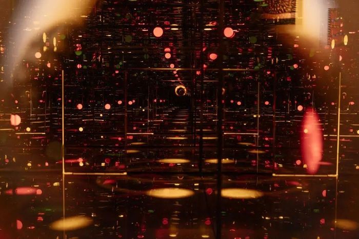  Ở New York, Kusama nhanh chóng tạo dấu ấn với sức sáng tác dồi dào và bắt đầu loạt infinity net paintings, gồm những bức tranh phủ kín bằng các mạng lưới vẽ tỉ mỉ, thường chỉ sử dụng một màu. Bà tiếp tục phát triển loạt tác phẩm này cho đến gần đây. Tại Stedelijk, một nhóm tranh thuộc loạt này được treo thành hàng với các gam trắng, xám và đỏ. Những đường nét dày đặc khiến mắt người xem liên tục chuyển động giữa các chi tiết, tạo cảm giác bề mặt tranh kéo dài vô tận. Ảnh: The New York Times. 