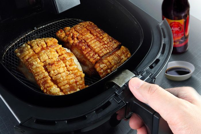  Thịt nhiều chất béo như ba chỉ, xúc xích có thể phát sinh nhiều hạt siêu mịn hơn khi chế biến ở nhiệt độ cao. Ảnh: Asian Inspirations.