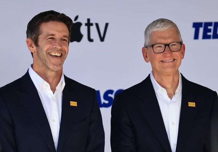  Tân CEO John Tenus đang phải đối mặt với di sản hơn 15 năm điều hành Apple của người tiền nhiệm Tim Cook. Ảnh: Reuters. 