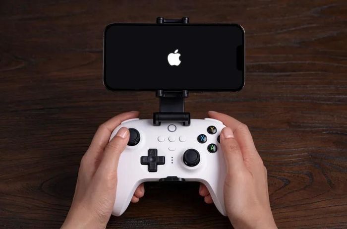  Apple được cho là đang phát triển tay cầm chơi game cho iPhone. Ảnh: Theverge. 