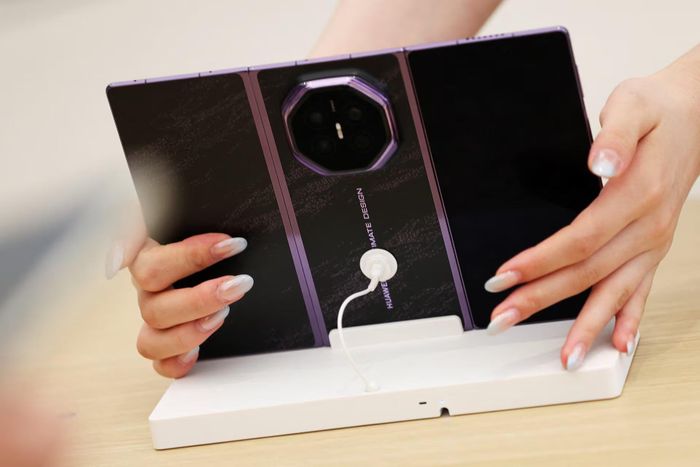  Apple bước vào thị trường điện thoại gập khá muộn, sau Samsung và các hãng Trung Quốc như Huawei, Xiaomi nhiều năm. Ảnh: Reuters. 