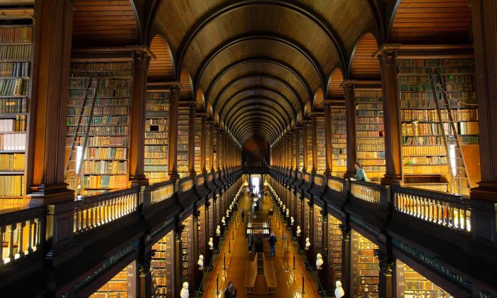 Sau hơn ba thế kỷ, Old Library đang đứng trước một cuộc thay đổi lớn nhưng mục tiêu cuối cùng vẫn là giữ lại giá trị của quá khứ cho tương lai. Dự án cải tạo không chỉ tập trung vào việc sửa chữa một công trình cổ mà còn tìm cách bảo vệ hàng trăm nghìn tài liệu khỏi những tác động của thời gian và môi trường. Trinity College hiện hướng tới việc kết hợp giữa bảo tồn di sản, công nghệ và trải nghiệm của công chúng. Ảnh: The Guardian.