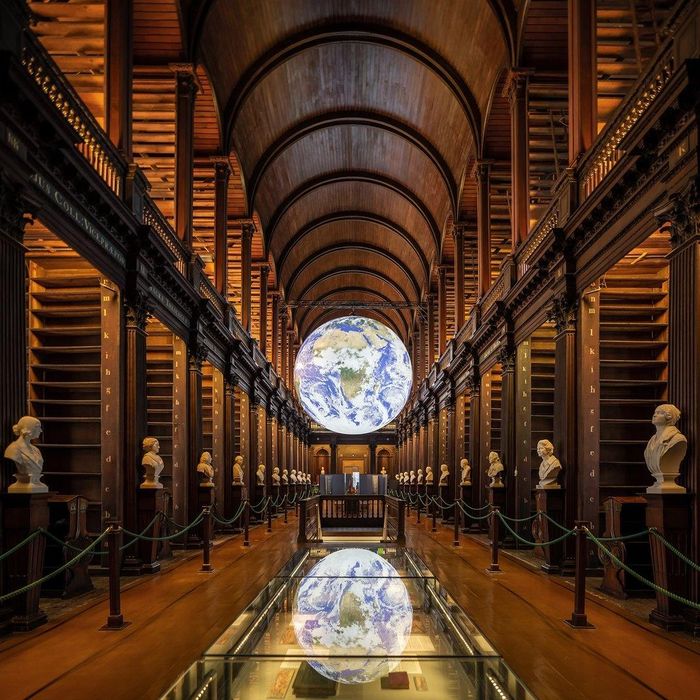 Nằm trong khuôn viên Trinity College Dublin, Old Library là một trong những thư viện nổi tiếng nhất Ireland và cũng là biểu tượng văn hóa của đất nước này. Tòa nhà Old Library được xây dựng từ năm 1712 đến 1732 và vẫn tồn tại đến ngày nay. Trải qua hơn 300 năm, nơi đây trở thành kho lưu trữ hàng triệu cuốn sách, bản thảo, bản đồ và tài liệu phản ánh lịch sử học thuật của Ireland. Hiện nay, hệ thống thư viện Trinity College sở hữu hơn 6 triệu ấn phẩm in và nhiều bộ sưu tập đặc biệt. Ảnh: Trinity College Dublin.