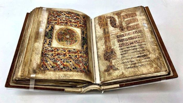 Bên cạnh Book of Kells, thư viện còn lưu giữ nhiều tài liệu quý hiếm khác, trong đó có Book of Durrow, những bản thảo Ireland thời Trung cổ, sách in trước năm 1500 và bộ sưu tập Fagel được mua từ một gia đình Hà Lan vào năm 1802. Kho sách còn có bản in đầu tiên bằng tiếng Ireland từ năm 1571 và một bản First Folio của William Shakespeare. Những bộ sưu tập này khiến thư viện không chỉ là nơi phục vụ việc học tập của sinh viên Trinity mà còn là một trung tâm nghiên cứu quan trọng về lịch sử, văn học và văn hóa Ireland. Ảnh: BBC News.