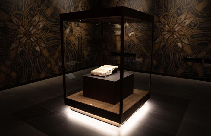 Kho báu nổi tiếng nhất của thư viện Trinity College nằm không xa Long Room, có tên là Book of Kells. Đây là bản thảo được tạo ra khoảng năm 800. Tác phẩm được trang trí công phu với những họa tiết Kitô giáo và nghệ thuật Celtic. Trinity College nhận bản thảo này vào năm 1661 từ Henry Jones, Giám mục Meath, và từ đó trở thành nơi lưu giữ một trong những bản thảo Trung cổ nổi tiếng nhất thế giới. Sự cầu kỳ trong trang trí khiến Book of Kells được đánh giá là khác biệt so với nhiều bản thảo minh họa cùng thời. Ảnh: Goppion.
