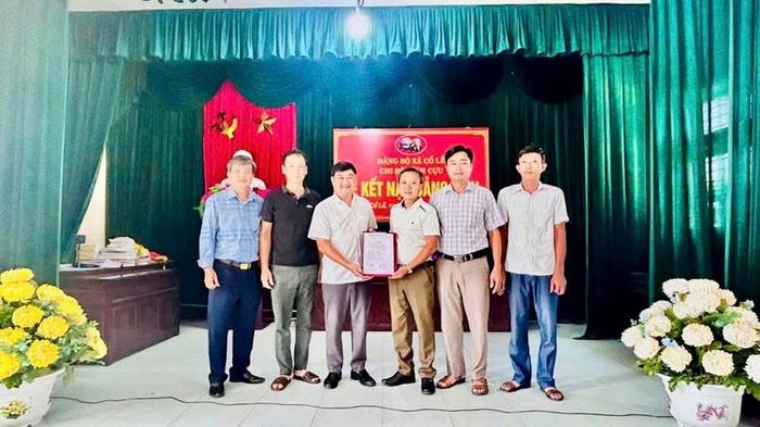 Trưởng ban Xây dựng Đảng xã Cổ Lễ cùng Ban Chi ủy thôn Đình Cựu trao quyết định kết nạp đảng viên. Ảnh: Thanh Huyền