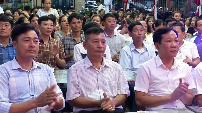 Bí thư Chi bộ thôn Đình Cựu Nguyễn Văn Hinh (bên trái) và Chủ tịch UBND xã Cổ Lễ Vũ Mạnh Cường. Ảnh: Thanh Huyền