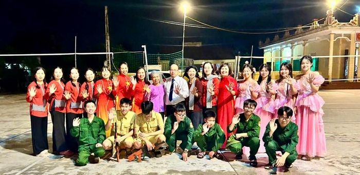 Các thành viên thôn Đình Cựu gặp gỡ sau một hoạt động văn hóa, thể thao của xã Cổ Lễ. Ảnh: Thanh Huyền
