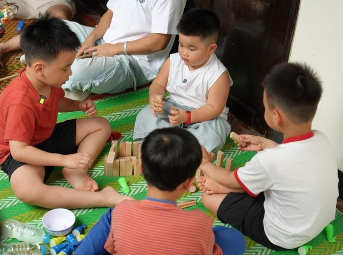 Các con chơi cùng nhau