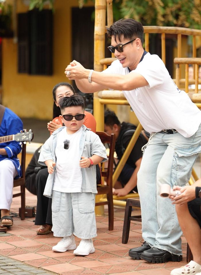 Bố con Lê Dương Bảo Lâm biểu diễn nhiệt tình nhưng vẫn bị chấm điểm thấp vì hát phô