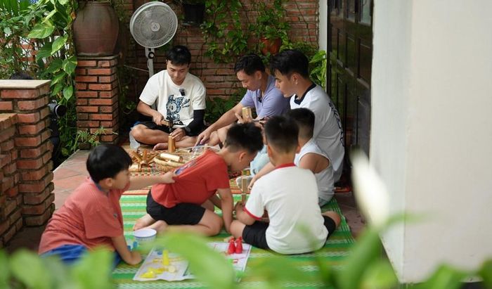 Các bố con quây quần làm đèn trung thu