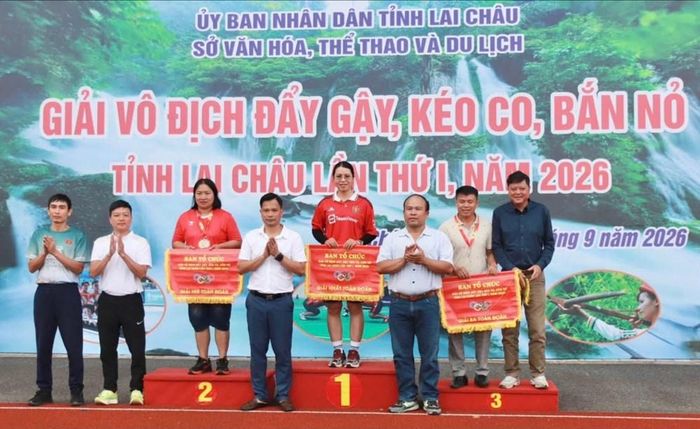 Ban Tổ chức trao giải toàn đoàn cho các đoàn tham gia giải đấu