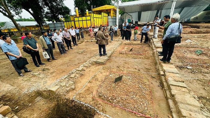 Các móng cột điện Kính Thiên được phát lộ