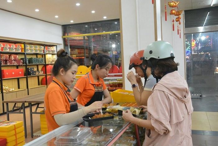 Khách hàng tham khảo giá và tìm hiểu thành phần, hương vị trước khi quyết định mua bánh Trung thu