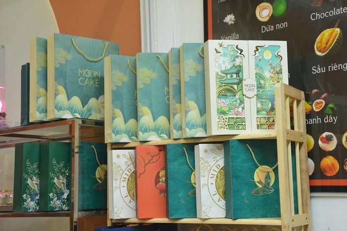 Bánh Trung thu đa dạng mẫu mã, hình thức hộp quà tại các cửa hàng