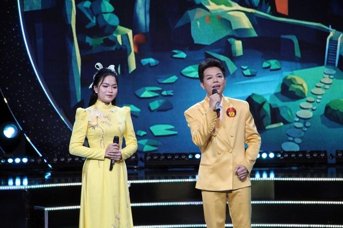 Trần Văn Khiêm thể hiện "Thương hoài hai tiếng An Giang", trợ diễn là Chuông vàng 2023 Như Ý