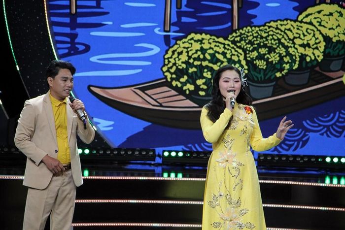 Mỹ Duyên hát "Thương thì về đây", trợ diễn là Chuông bạc 2007 Lê Văn Gàn