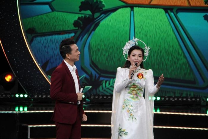 Huỳnh Kim Tho hát "Quê của đôi ta", trợ diễn là Chuông vàng 2014 Minh Trường