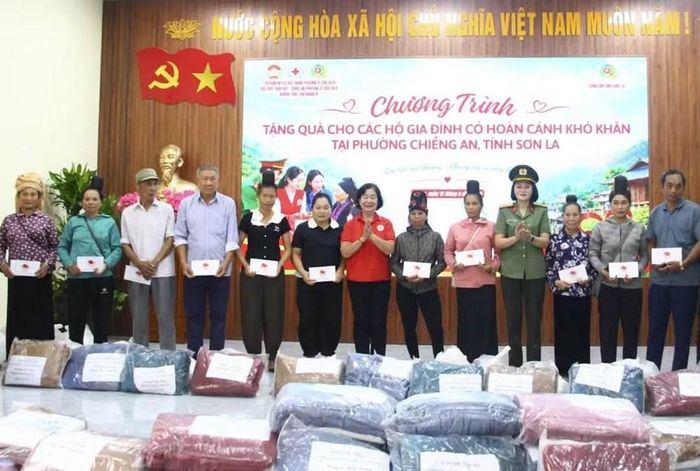 Trao quà cho các hộ gia đình có hoàn cảnh đặc biệt khó khăn trên địa bàn phường Chiềng An. Ảnh: Công an tỉnh Sơn La