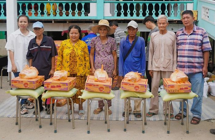 Trao quà hỗ trợ các gia đình có hoàn cảnh khó khăn trên địa bàn
