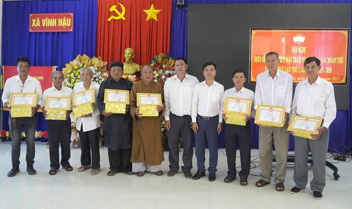 Trao Giấy khen cho các gương điển hình tiên tiến của Mặt trận Tổ quốc và các tổ chức chính trị - xã hội xã năm 2025
