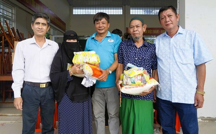 Khám bệnh, cấp thuốc miễn phí và hỗ trợ nhu yếu phẩm cho gia đình chính sách, người có hoàn cảnh khó khăn