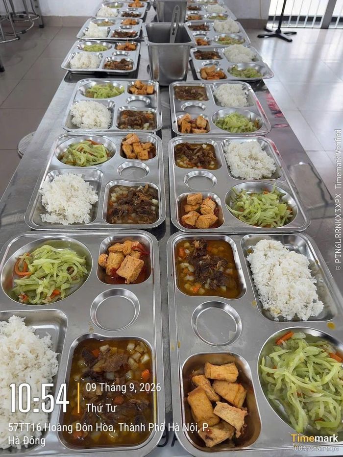 Những suất ăn bán trú của Trường THCS Hà Đông (Hà Nội) được gửi tới phụ huynh hằng ngày