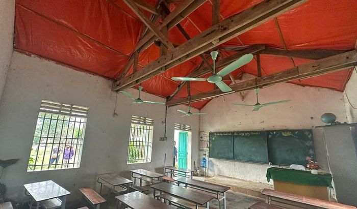Các lớp học trong điểm lẻ Tiến Sơn, Trường tiểu học Quỳnh Tam, xã Quỳnh Tam, Nghệ An xuống cấp, phải căng bạt