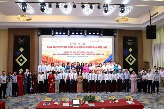 Chủ tịch Quốc hội Trần Thanh Mẫn chụp ảnh lưu niệm với các đại biểu dự Hội nghị