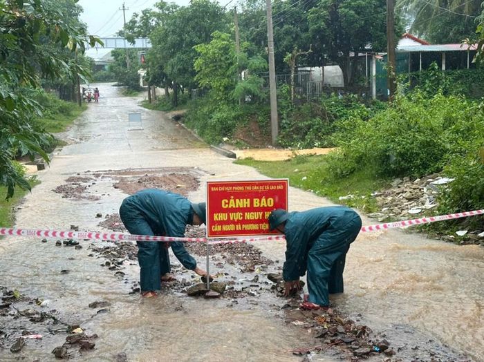 Đợt mưa lũ trong những ngày vừa qua tại tỉnh Quảng Trị đã làm cho cuộc sống của người dân ở vùng biên giới đảo lộn. Việc đảm bảo an toàn cho người dân qua cơn lũ là sự nỗ lực của chính quyền địa phương, trong đó có sự hỗ trợ không nhỏ của các lực lượng công an, quân đội... đóng trên địa bàn. Ảnh: TG