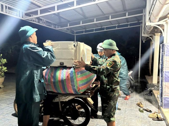 Hỗ trợ người dân di dời tài sản đến vị trí an toàn. Ảnh: TG