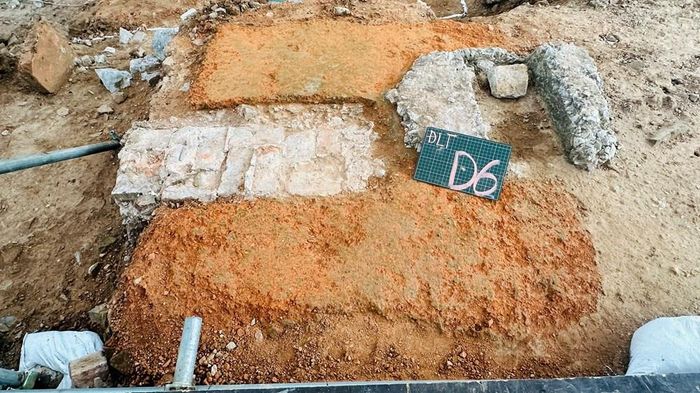 Các chân cột điện được phát lộ sau khai quật