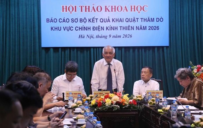PGS.TS Trần Đức Cường, Chủ tịch Hội Lịch sử Việt Nam cùng PGS.TS Tống Trung Tín, Chủ tịch Hội Khảo cổ học Việt Nam và ông Nguyễn Thanh Quang, Giám đốc Trung tâm Bảo tồn Di sản Thăng Long - Hà Nội chủ trì buổi báo cáo sơ bộ kết quả khai quật năm 2026