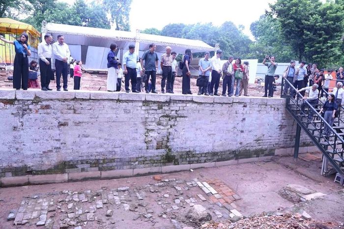 Các nhà khoa học khảo sát thực địa