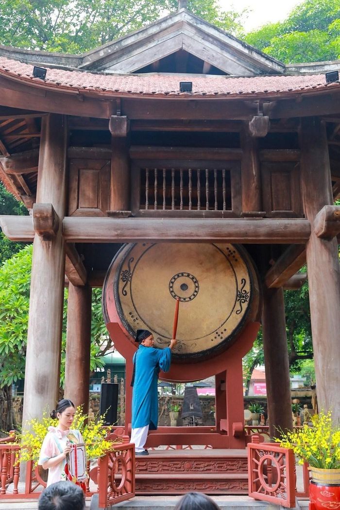 Nghệ nhân đánh trống khai mạc chương trình