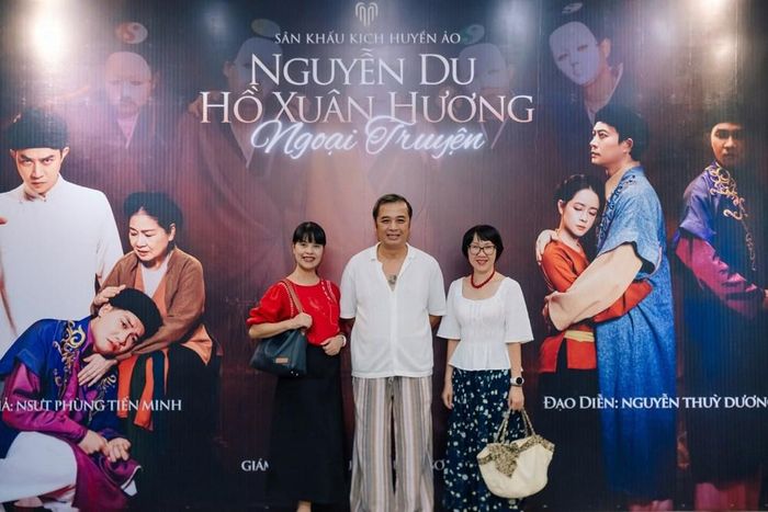 NSƯT Phùng Tiến Minh chụp ảnh cùng khán giả sau buổi diễn vở “Nguyễn Du - Hồ Xuân Hương ngoại truyện”