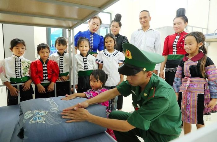 Cán bộ Đồn Biên phòng Chiềng On, tỉnh Sơn La hướng dẫn học sinh sắp xếp nội vụ phòng ở, từng bước hình thành nền nếp và kỹ năng sinh hoạt trong môi trường nội trú