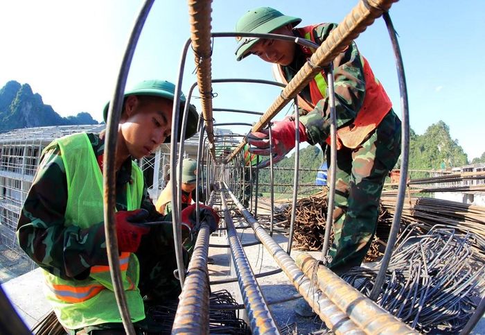 Cán bộ, chiến sĩ Sư đoàn 3, Quân khu 1 đội năng thi công Trường phổ thông dân tộc nội trú liên cấp xã Quang Hán, tỉnh Cao Bằng