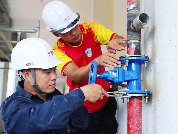 Kỹ sư, công nhân đang khẩn trương hoàn thiện những hạng mục của công trình. Mỗi phần việc được thực hiện với tinh thần trách nhiệm cao, quyết tâm đưa ngôi trường sớm đi vào hoạt động đầu năm học 2026
